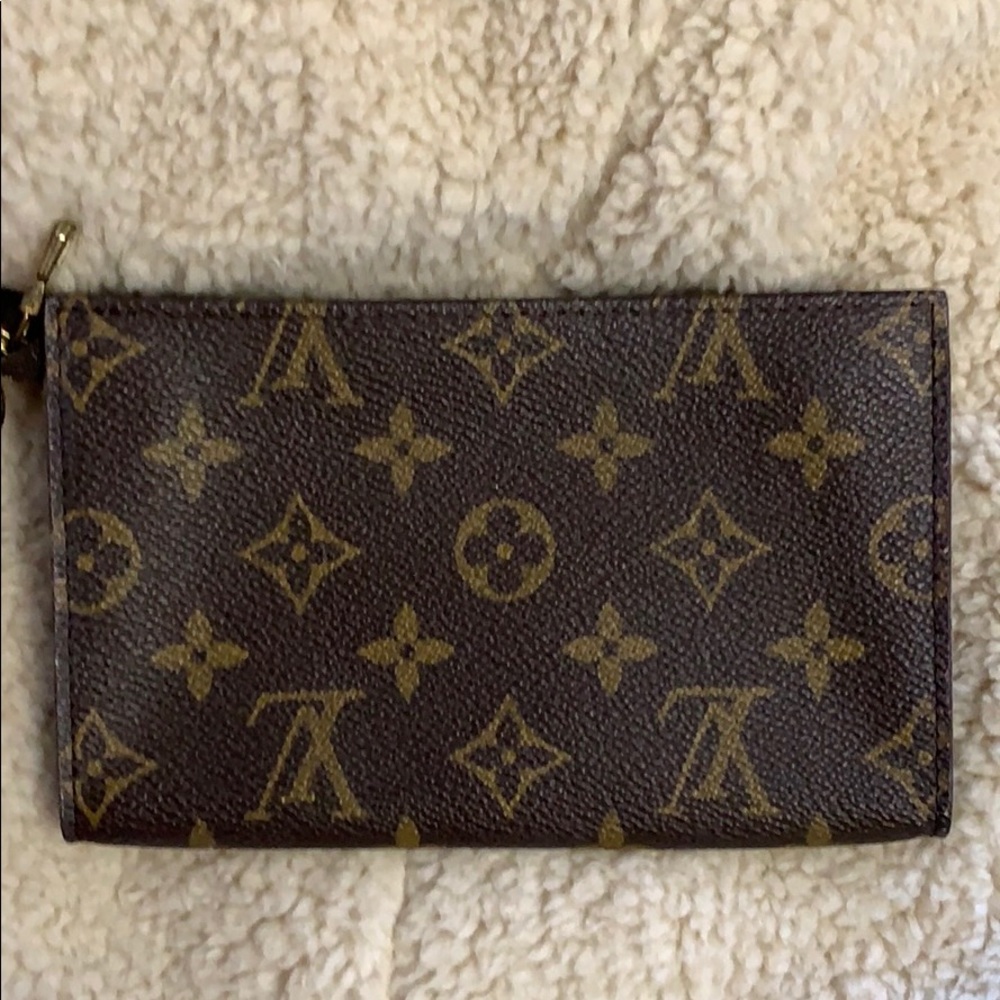 (Sold off Poshmark) LV bucket pochette VI 1000